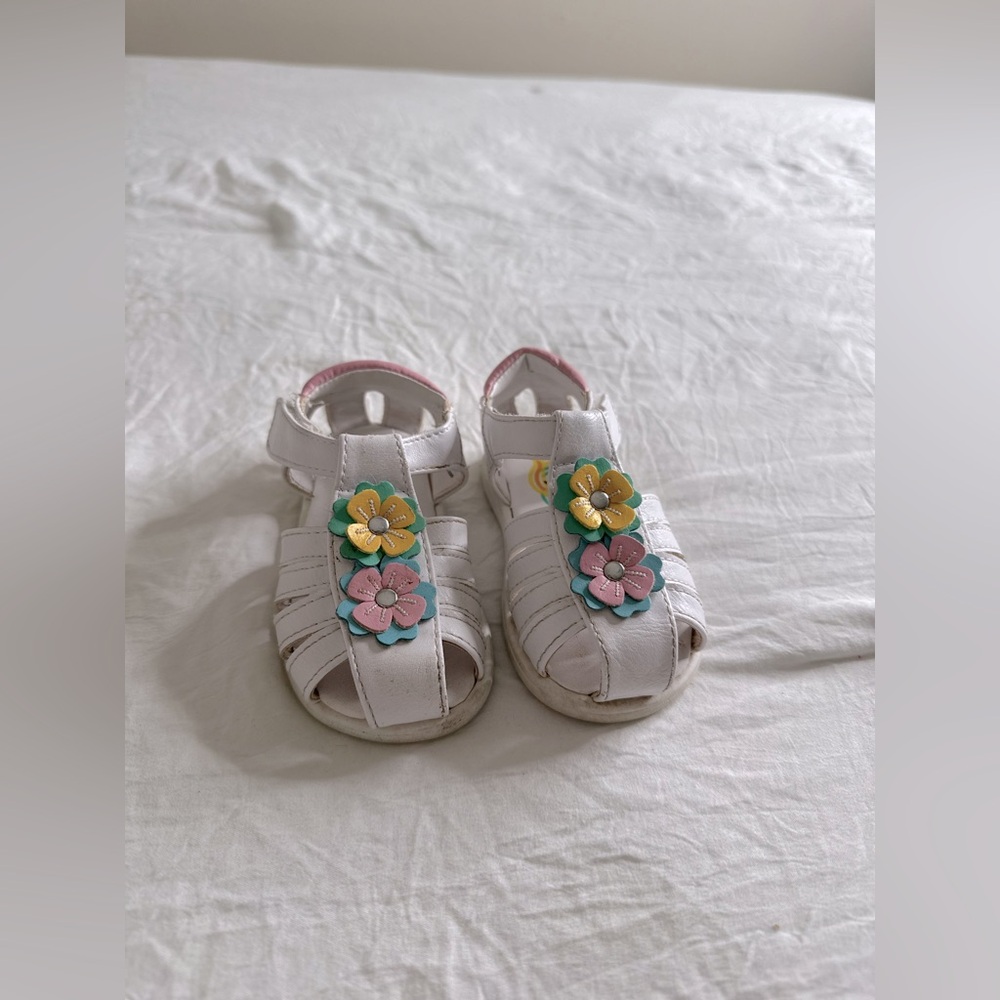 White sandals size 4